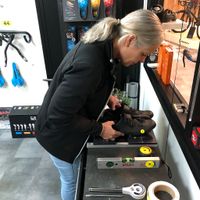 Karin is bezig met de schoenplaatjes afstelling tijdens een Total Bikefitting